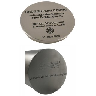 CNC-Gravur auf einem flachen Abschlussdeckel