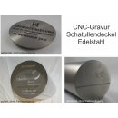 CNC-Gravur auf einem flachen Abschlussdeckel